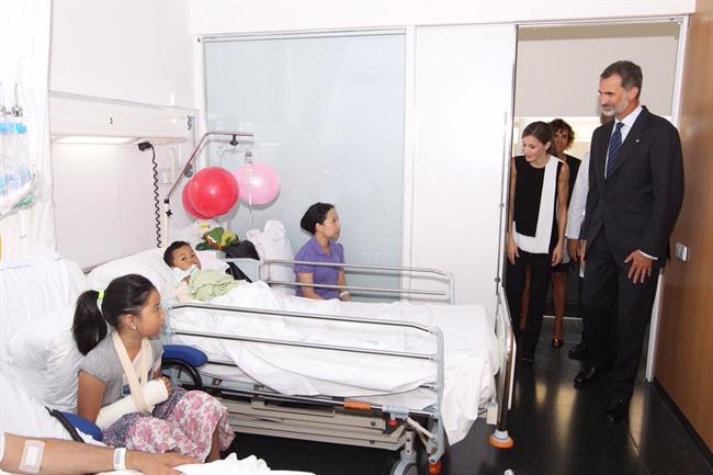ep los reyes visitanlos heridosatentadobarcelonahospital