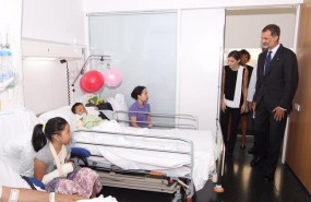 ep los reyes visitanlos heridosatentadobarcelonahospital