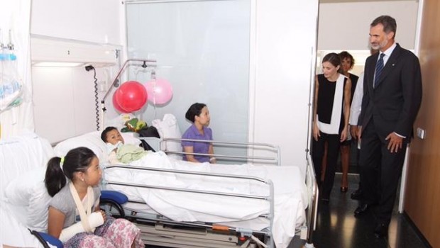 ep los reyes visitanlos heridosatentadobarcelonahospital