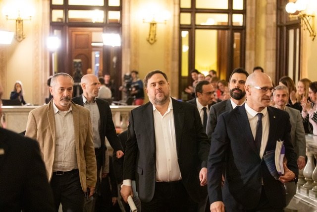 Oriol Junqueras y Raül Romeva entran en el Parlament acompañados del presidente de la Cámara, Roger Torrent, en una imagen de archivo. | PAU VENTEO - EUROPA PRESS - Archivo ep oriol junqueras y raul romeva entran en el parlament acompanados del presidente de la camara