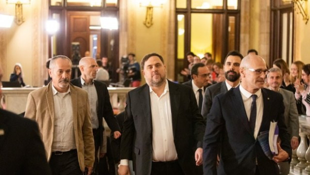 ep oriol junqueras y raul romeva entran en el parlament acompanados del presidente de la camara