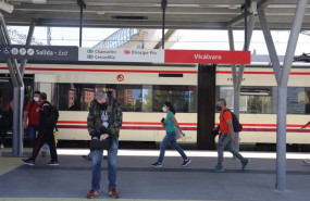 ep pasajeros en el anden de la estacion de cercanias de vicalvaro