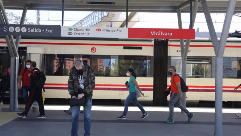 ep pasajeros en el anden de la estacion de cercanias de vicalvaro