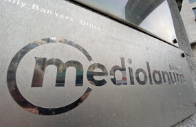 ep placa con el logotigo del banco mediolanum