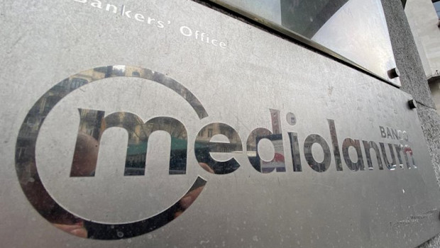 ep placa con el logotigo del banco mediolanum