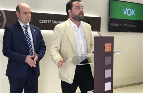 ep portavozgrupo parlamentariovox david arranz en primer termino ypresidentegrupo santiago moron en ruedaprensalas cortesaragon