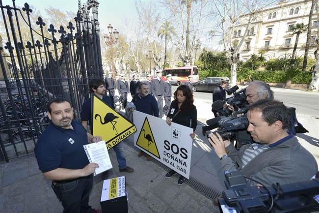 Presentación de las firmas recogidas por WWF contra el almacén de gas en Doñana | EUROPA PRESS/WWF - Archivo ep presentacionlas firmas recogidaswwfalmacengasdonana