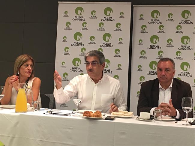 El presidente de NC, Román Rodríguez, con diputados nacionalistas en un desayuno | EUROPA PRESS ep presidentenc roman rodriguez con diputados nacionalistasun desayuno
