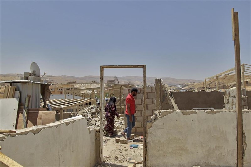 ep refugiados sirios inspeccionan sus casas demolids en el este de libano