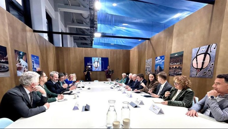 ep reunion entre representantes del govern la federacion empresarial hotelera de mallorca y tui en