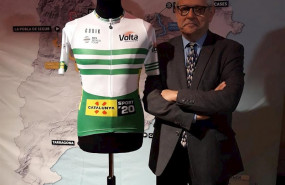 ep rubn peris director de la volta junto al maillot de lider de la carrera