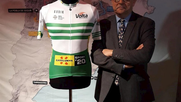 ep rubn peris director de la volta junto al maillot de lider de la carrera