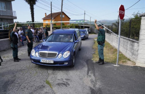 ep salida de un coche funebre con el cuerpo de una de las victimas del tiple crimen en el concello