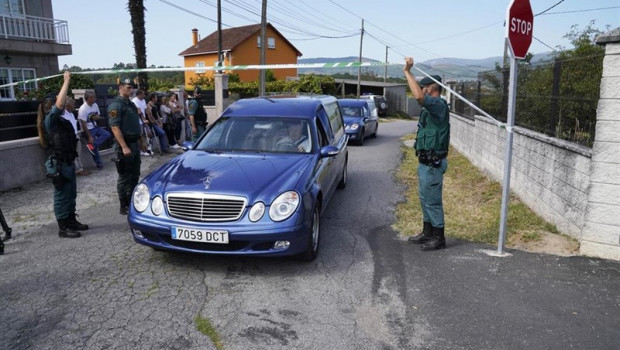 ep salida de un coche funebre con el cuerpo de una de las victimas del tiple crimen en el concello