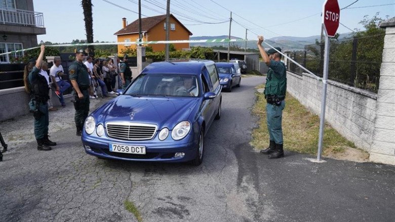 Salida de un coche fúnebre con el cuerpo de una de las víctimas del tiple crimen en el concello de Valga en la provincia de Valga. Un hombre de 45 años, identificado como José Luis Abet, se ha declarado el autor del asesinato en un puesto de la Guardia Ci | Álvaro Ballesteros - Europa Press ep salida de un coche funebre con el cuerpo de una de las victimas del tiple crimen en el concello