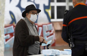 ep transeuntes recogen mascarillas puestas a disposicion de viajeros y usuarios de transporte