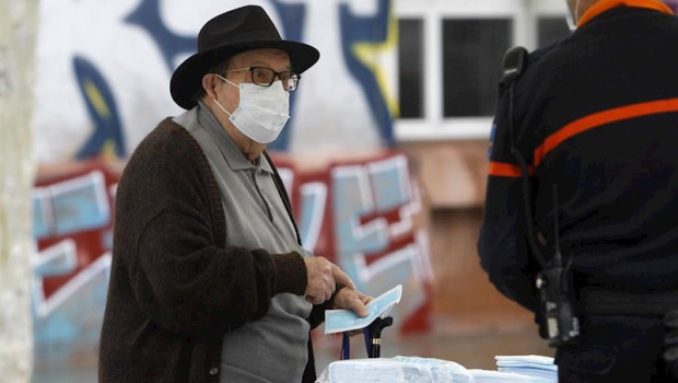 ep transeuntes recogen mascarillas puestas a disposicion de viajeros y usuarios de transporte