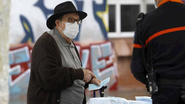 ep transeuntes recogen mascarillas puestas a disposicion de viajeros y usuarios de transporte ep transeuntes recogen mascarillas puestas a disposicion de viajeros y usuarios de transporte