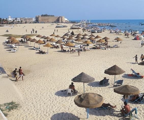 Turistas en una playa de Túnez | EUROPA PRESS ep turistasuna playatunez