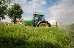 ep un agricultor montado en su tractor en las inmediaciones de aranjuez