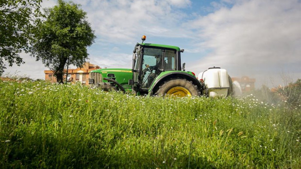 ep un agricultor montado en su tractor en las inmediaciones de aranjuez