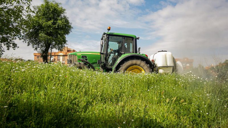 Un agricultor montado en su tractor en las inmediaciones de Aranjuez | Ricardo Rubio - Europa Press ep un agricultor montado en su tractor en las inmediaciones de aranjuez