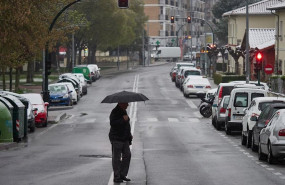 ep un hombre camina bajo un paraguas durante la jornada en la que las temperaturas han bajado