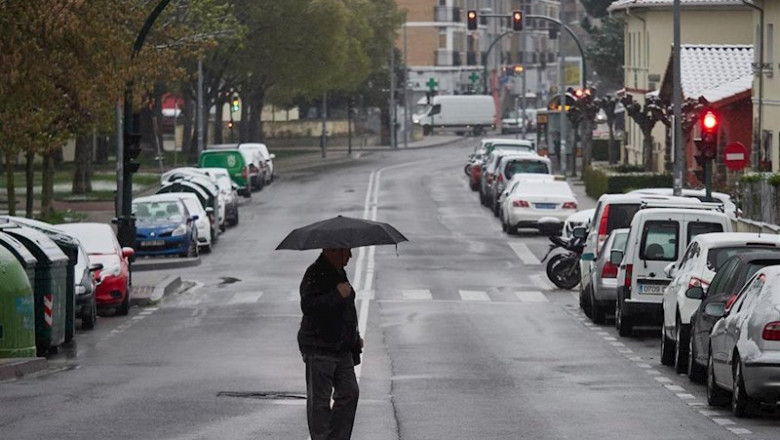 ep un hombre camina bajo un paraguas durante la jornada en la que las temperaturas han bajado
