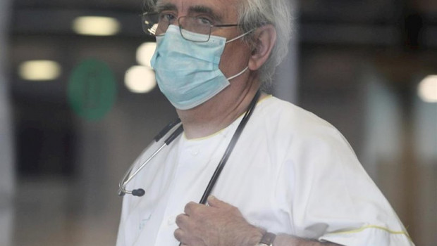 ep un miembro del personal sanitario trabaja en ifema durante el tercer dia de funcionamiento y