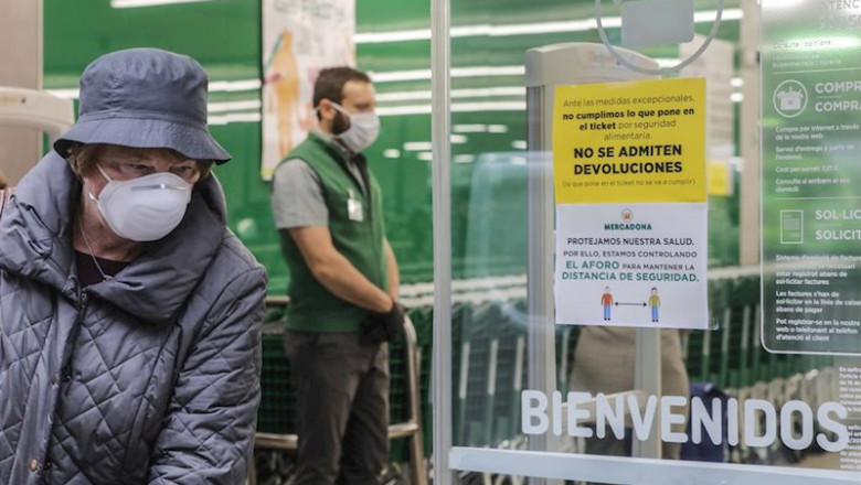 Una mujer con mascarilla a las puertas de un Mercadona | Rober Solsona - Europa Press ep una mujer con mascarilla a las puertas de un mercadona
