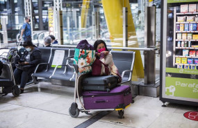 ep una pasajera espera en las instalaciones de la terminal t4 del aeropuerto adolfo suarez