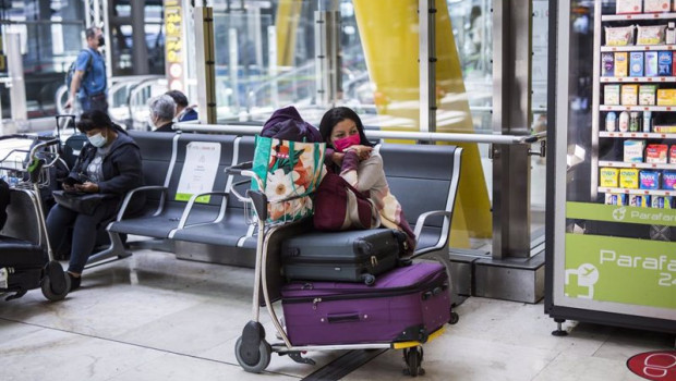 ep una pasajera espera en las instalaciones de la terminal t4 del aeropuerto adolfo suarez