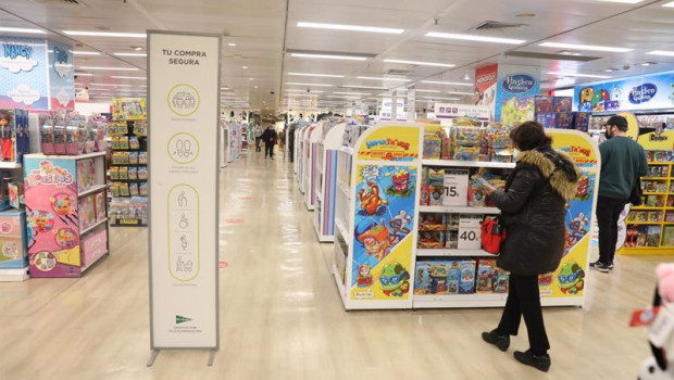 ep una persona observa los juguetes colocados en las estanterias de las instalaciones del corte