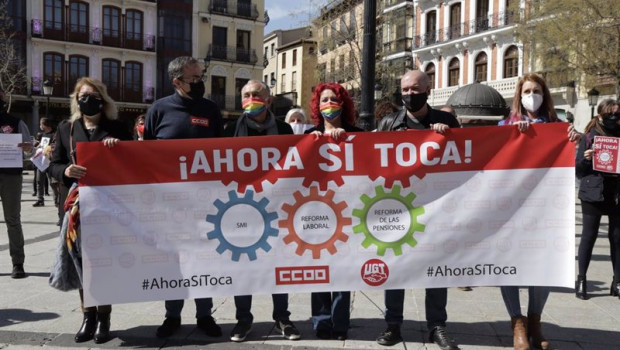 ep unai sordo y pepe alvarez arropan a paco de la rosa y olga arribas en una nueva protesta para