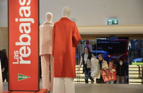 ep varias personas acceden al centro comercial el corte ingles ep varias personas acceden al centro comercial el corte ingles