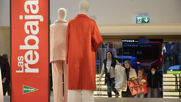 ep varias personas acceden al centro comercial el corte ingles