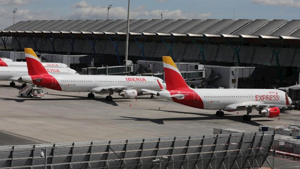 ep varios aviones de iberia aparcados en el aeropuerto de madrid-barajas adolfo suarez en el dia 46