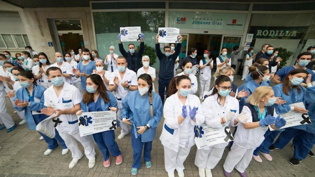 ep varios sanitarios del hospital fundacion jimenez diaz aplauden en apoyo a los profesionales