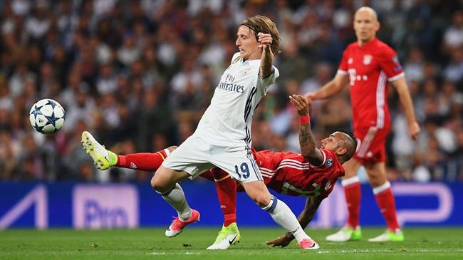 Vidal pugna un balón con Modric en el Real Madrid-Bayern | FC BAYERN ep vidal pugnabalonmodricreal madrid-bayern