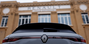 le logo de renault sur une voiture lors de la presentation des resultats annuels 2022 
