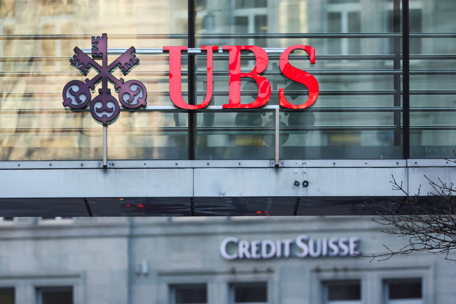 les logos d ubs et du credit suisse a zurich 20231020113559 