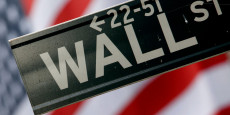 un panneau est visible devant la bourse de new york a wall street 20250128084107 