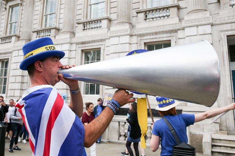 https://img2.s3wfg.com/web/img/images_uploaded/c/6/ep_06_august_2019_england_london_pro-eu_campaigner_steven_bray_withmegaphone_while_wearing_a_stop_brexit_hat_protesting_outside_cabinet_office_in_whitehall_photo_dinendra_hariasopa_images_via_zuma_wiredpa.jpg