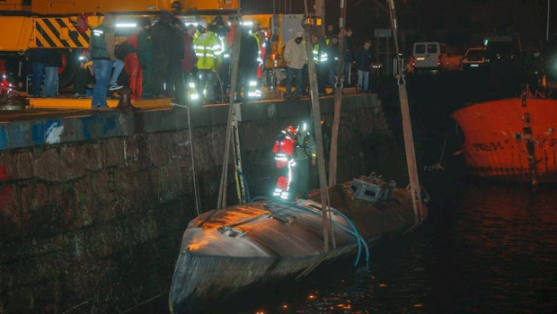 ep agentes de la policia y de la guardia civil subidos en el narcosubmarino hundido el pasado fin de