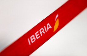 ep archivo   cinta con el logo de la aerolinea iberia