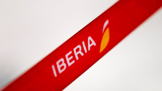 ep archivo   cinta con el logo de la aerolinea iberia