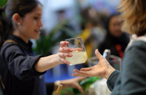 ep archivo   dos mujeres beben un refresco en madrid espana a 24 de febrero de 2020