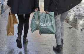 ep archivo   dos personas caminan con bolsas