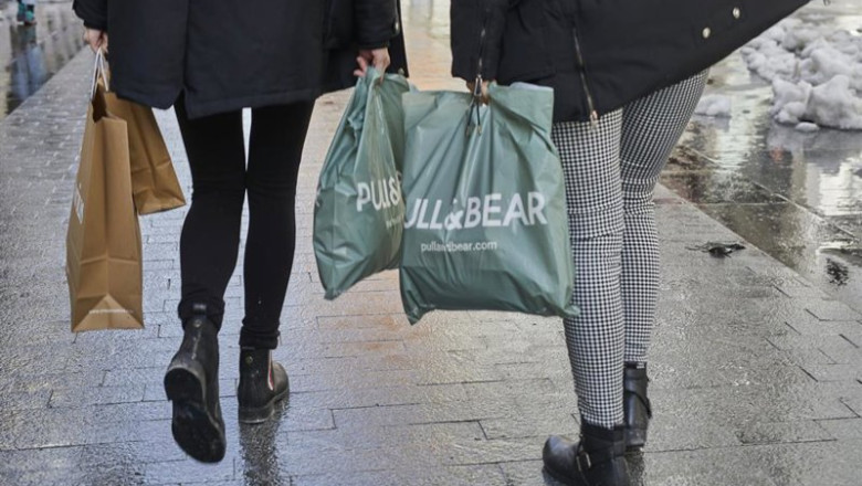 Archivo - Dos personas caminan con bolsas. | Jesús Hellín - Europa Press - Archivo ep archivo dos personas caminan con bolsas
