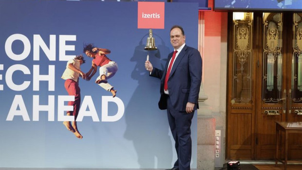 ep archivo   el presidente y fundador de izertis pablo martin en el tradicional toque de campana en